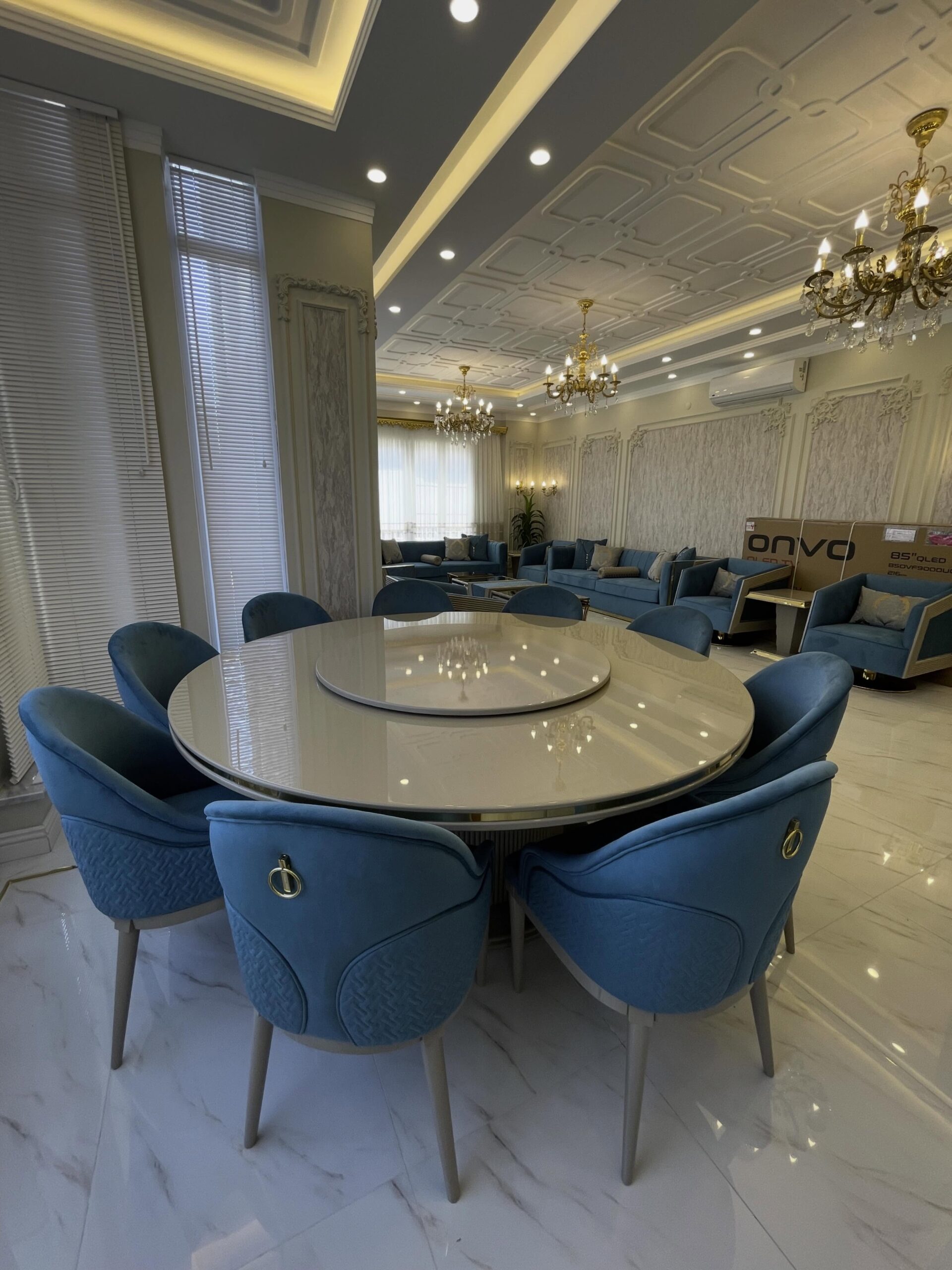 Mavi koltuklu salon ve yemek alanında dekoratif tavan