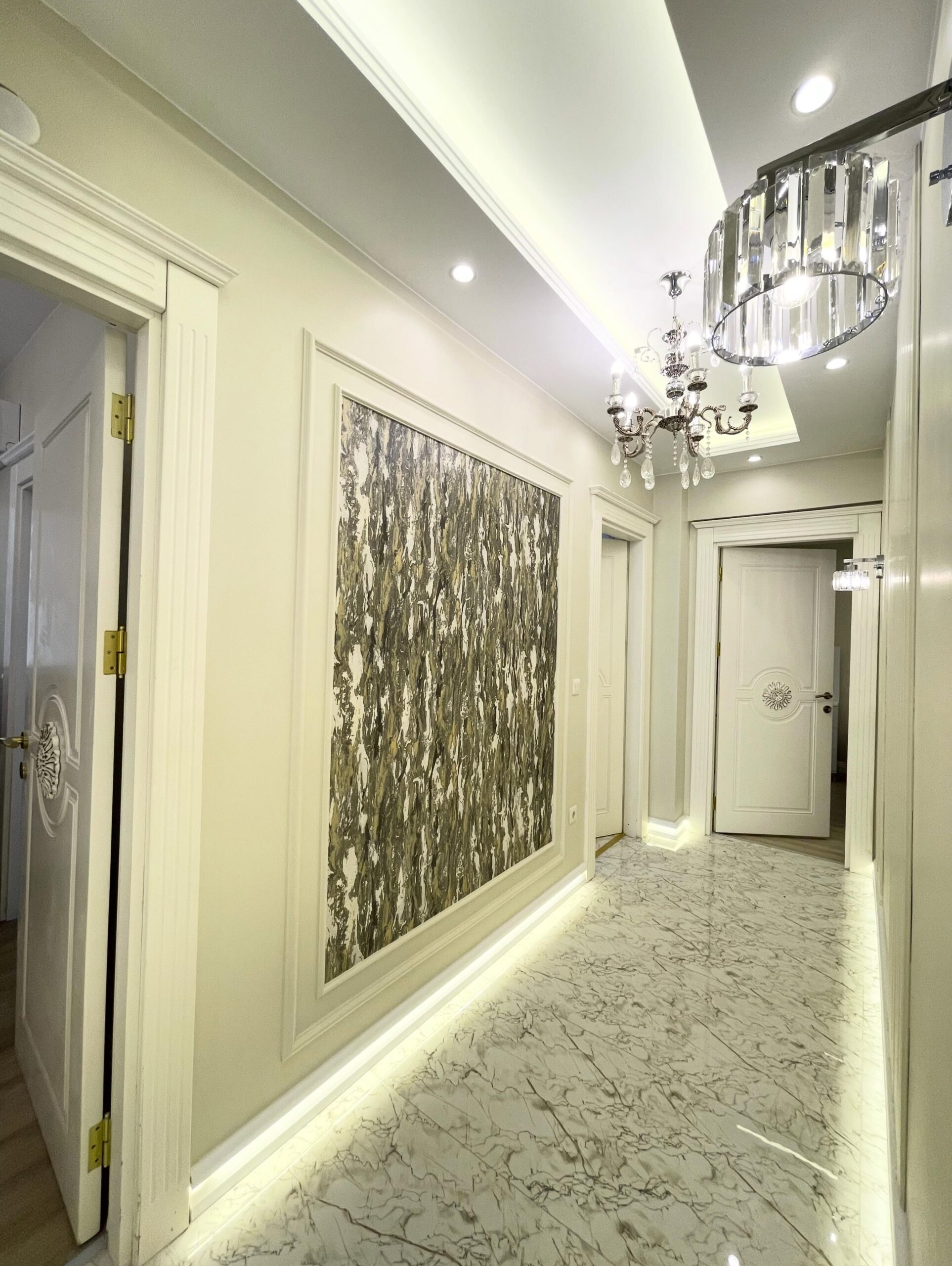Mill House Decor giriş holü ve aydınlatma detayı