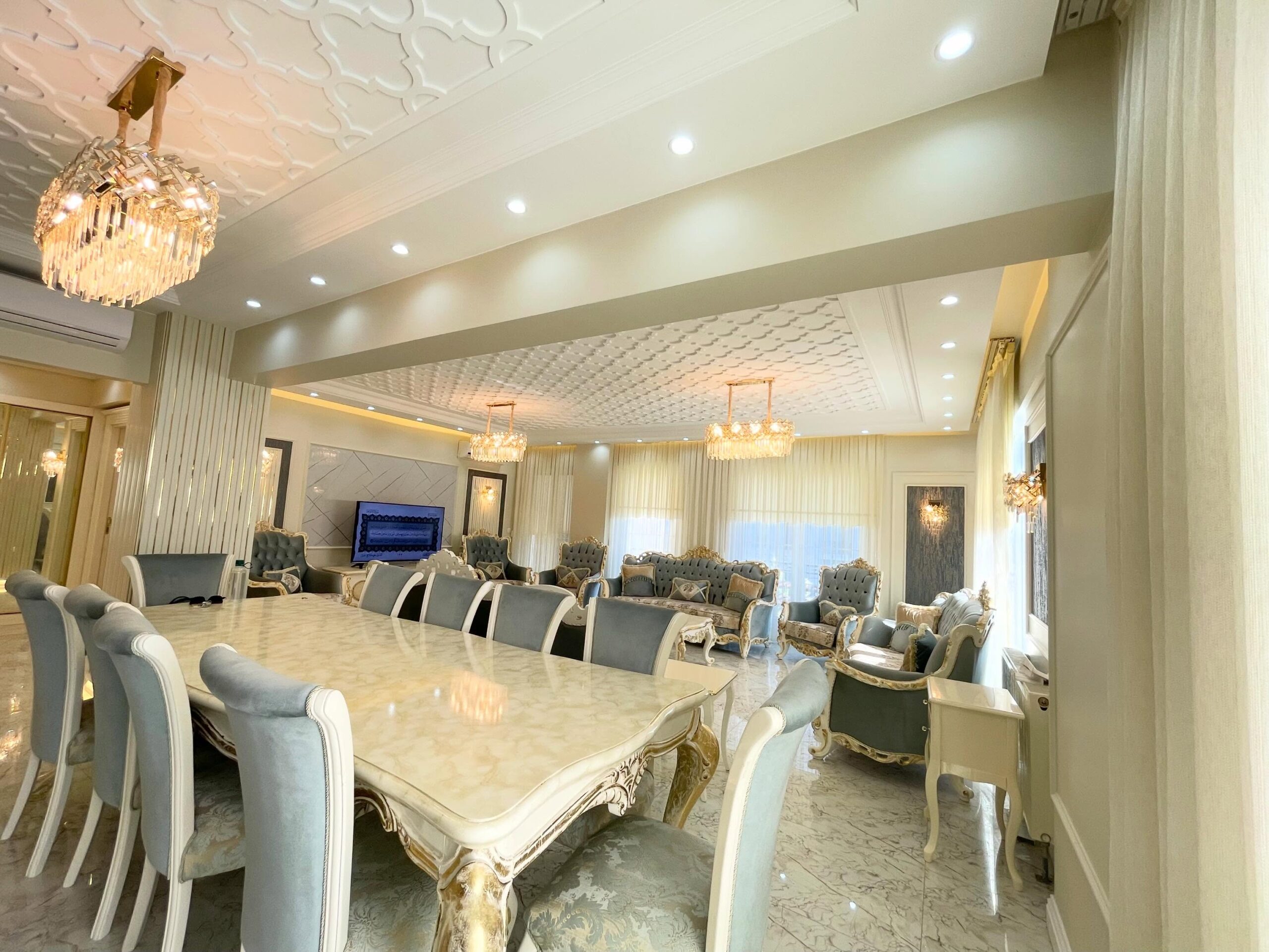 Açık tonlarda klasik salon ve yemek alanı