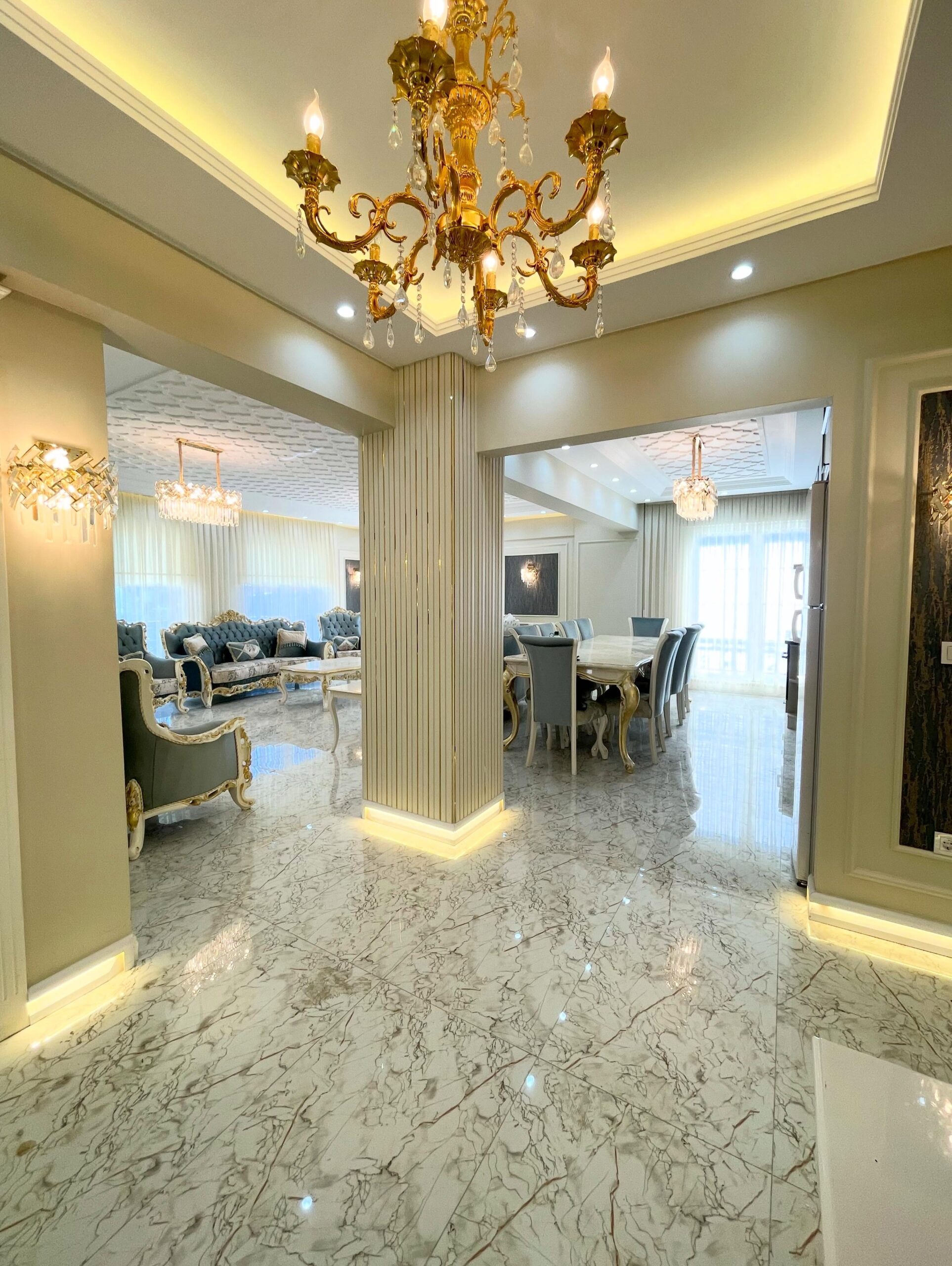 Aydınlatmalı giriş ve salon geçişi