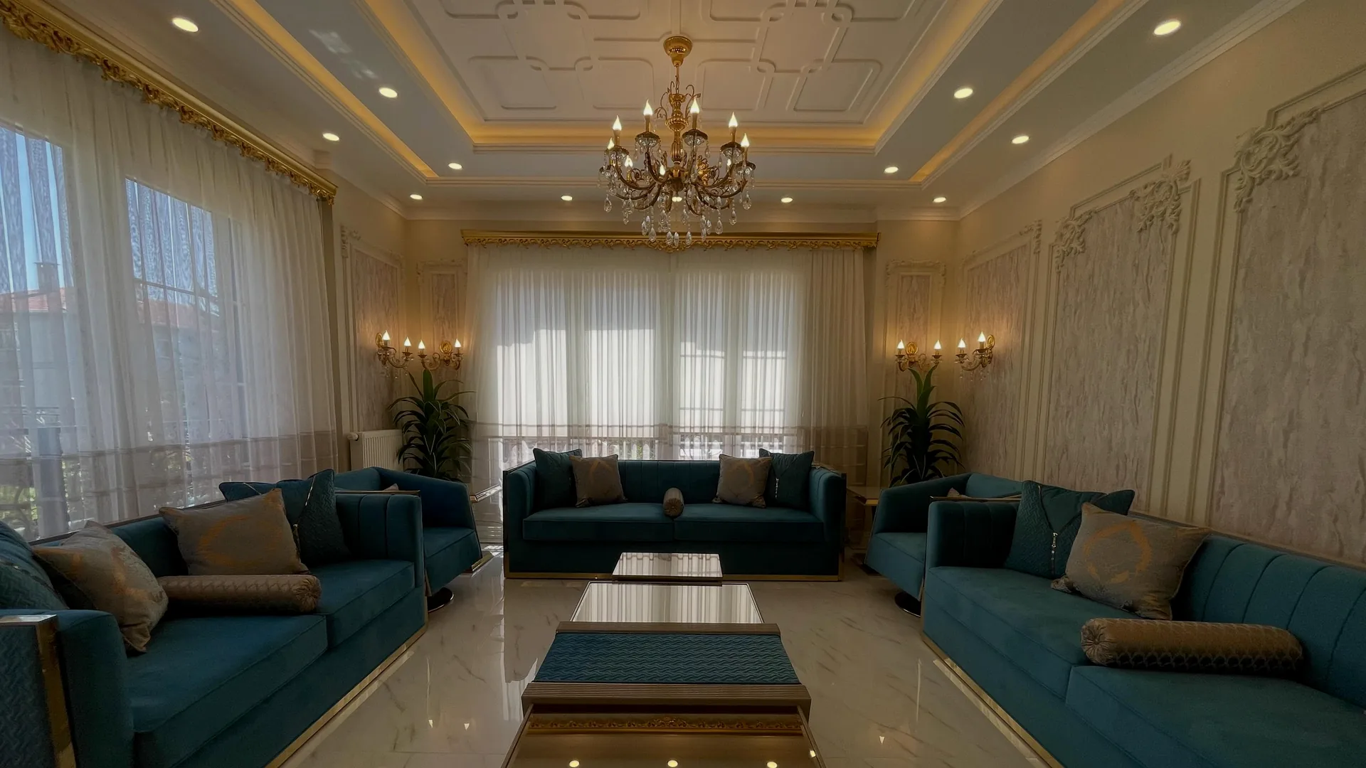 Mavi detaylarla kurgulanmış çağdaş salon
