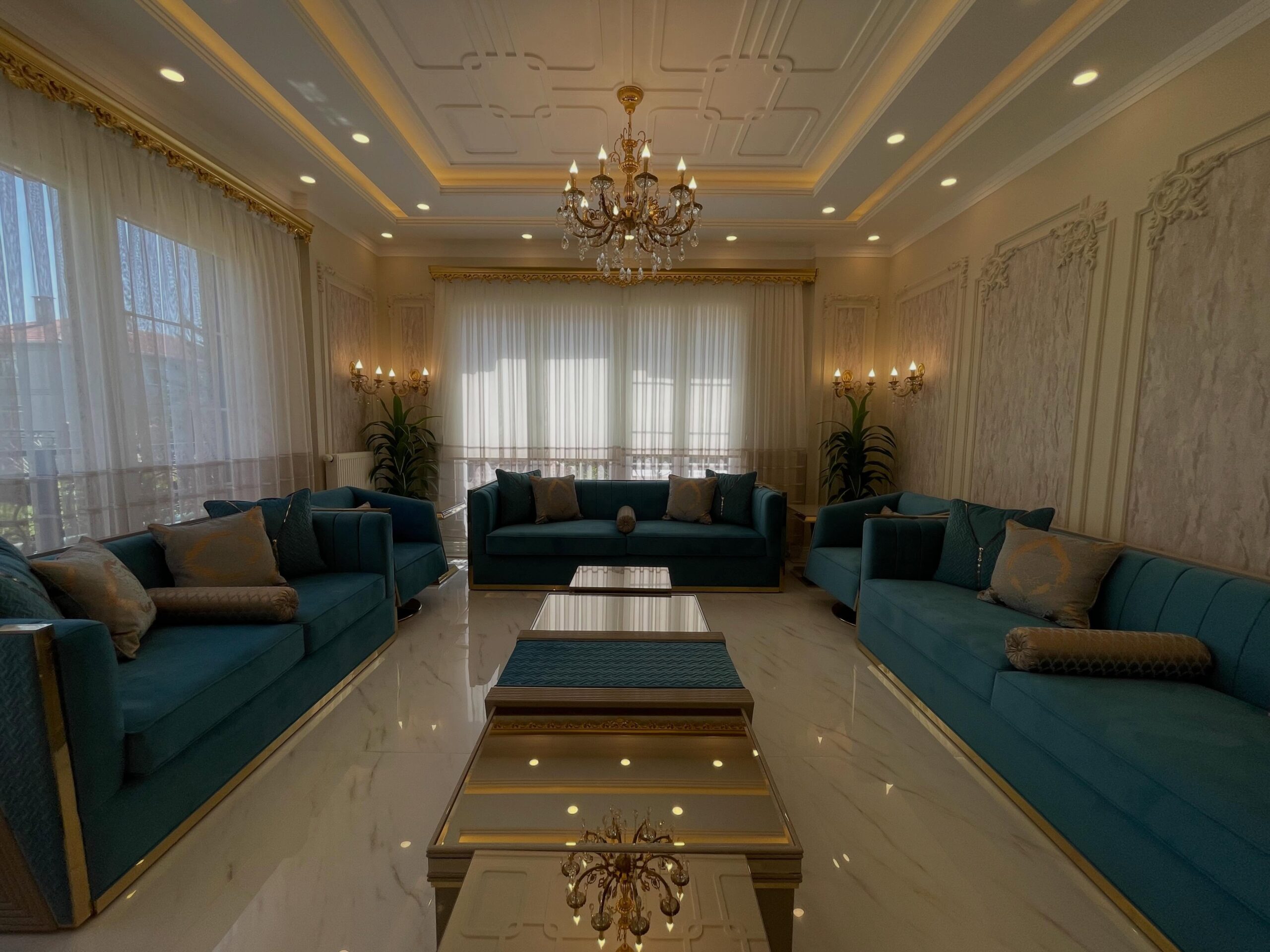 Doğal tonlarla tasarlanmış modern salon